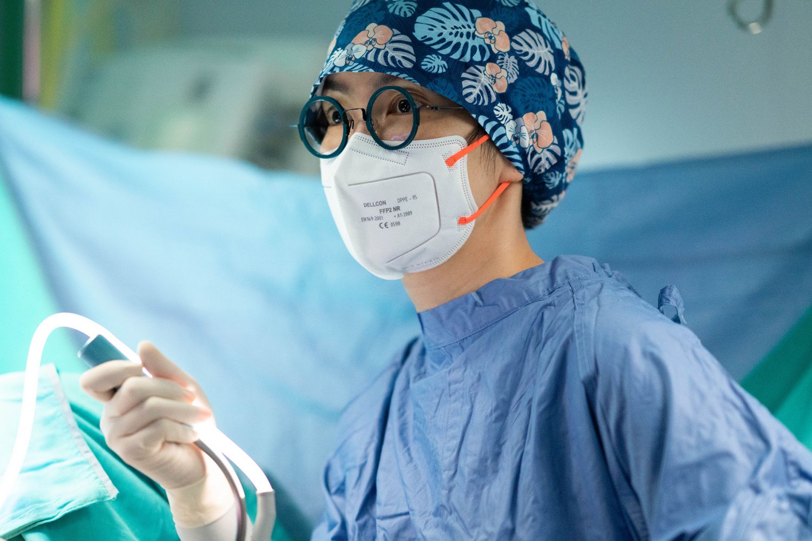 蕭奕君女醫師內視鏡隆乳手術中